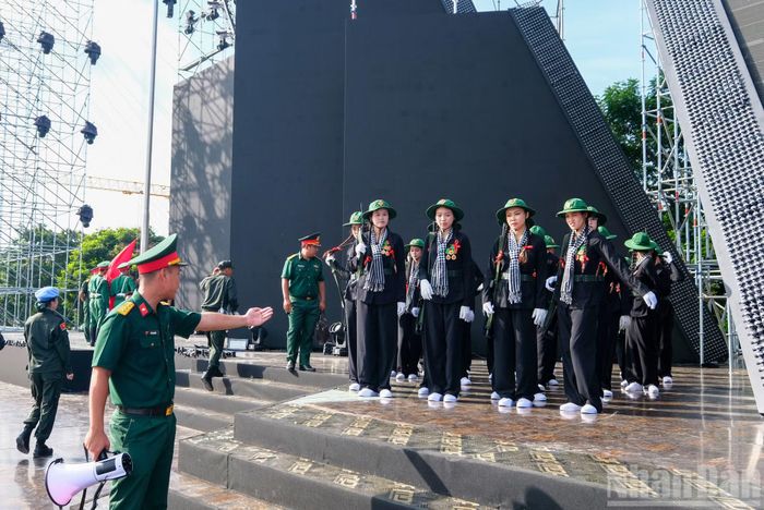  Công tác luyện tập diễn ra khẩn trương, nghiêm túc. Các khối đội ngũ tập trung hoàn thiện từng động tác, nhịp bước và vị trí, bảo đảm sự đồng bộ với âm nhạc, góp phần tạo nên màn xuất hiện ấn tượng tại chương trình. 