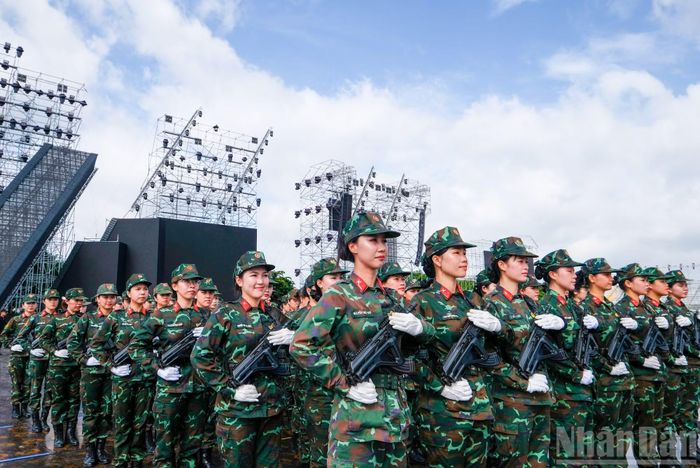  Những bước chân mạnh mẽ, dứt khoát cùng sự phối hợp nhịp nhàng giữa các khối góp phần tạo nên hình ảnh đẹp về người chiến sĩ quân đội và công an trong chương trình.﻿ 