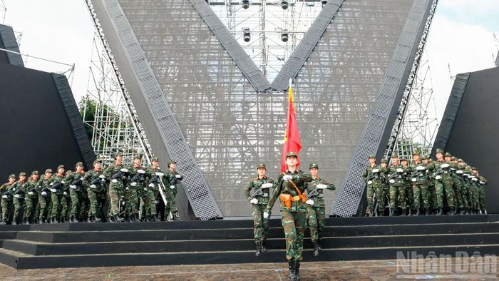 Từng vị trí đứng, nhịp bước và động tác được các thành viên trong khối đội ngũ luyện tập kỹ lưỡng, bảo đảm sự đồng bộ với âm nhạc, chuẩn bị cho màn xuất hiện trang nghiêm, mạnh mẽ trên sân khấu “Tổ quốc trong tim”.
