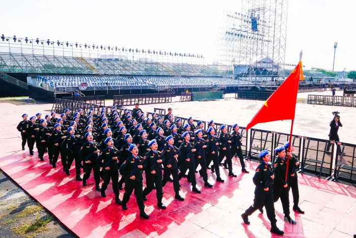 Khối nữ sĩ quan Cảnh sát Gìn giữ hòa bình Liên hợp quốc miệt mài luyện tập, hoàn thiện từng động tác, sẵn sàng tham gia Chương trình nghệ thuật chính luận “Tổ quốc trong tim”.﻿