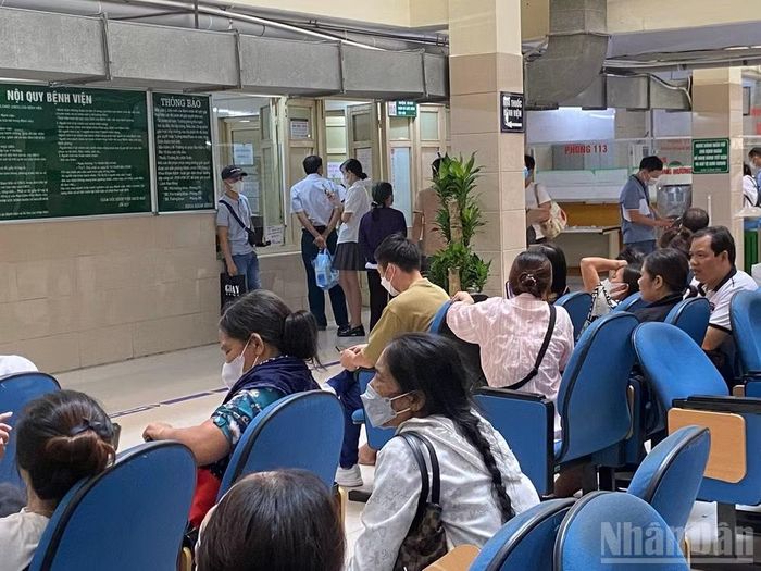 Theo Bộ Y tế, việc triển khai dịch vụ khám bệnh, chữa bệnh theo yêu cầu tại cơ sở y tế công lập phải thực hiện trên cơ sở tự nguyện của người bệnh, không làm ảnh hưởng đến việc cung ứng dịch vụ khám bệnh, chữa bệnh bảo hiểm y tế và quyền lợi của người tham gia bảo hiểm y tế. (Ảnh: ĐỖ THOA)
