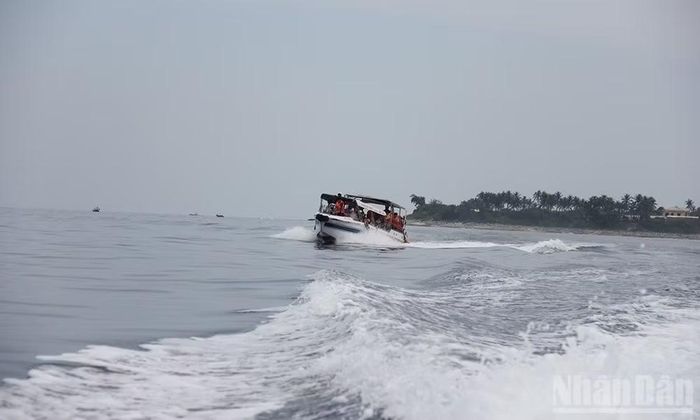 Các đơn vị kinh doanh vận tải chủ động tăng chuyến, tăng phương tiện phù hợp với nhu cầu thực tế. (Ảnh: HIỂN CỪ)