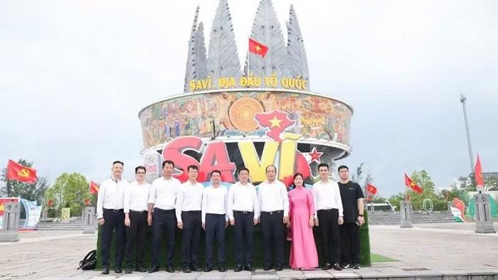 Các đại biểu chụp ảnh lưu niệm tại Cụm thông tin cổ động biên giới Sa Vĩ. (Ảnh: Quang Thọ)
