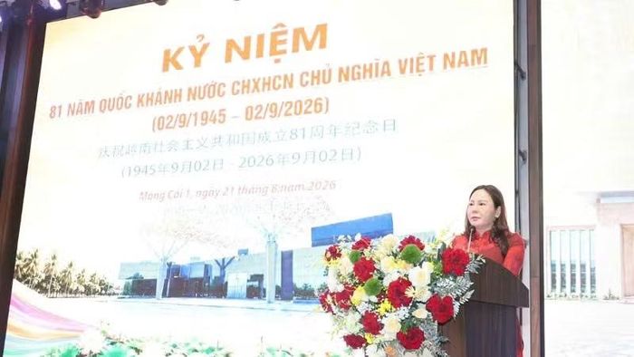 Bí thư Đảng ủy phường Móng Cái 1 Nguyễn Thị Hiền phát biểu chào mừng Đoàn đại biểu Thành ủy, Chính quyền nhân dân thành phố Đông Hưng (Trung Quốc). (Ảnh: Quang Thọ)