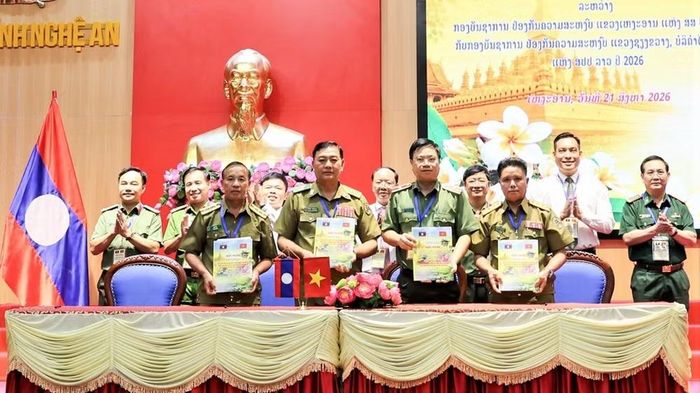 Lãnh đạo Công an các tỉnh Nghệ An, Xiengkhuang, Bolikhamsai, Houaphan ký kết Biên bản hợp tác. (Ảnh: CTV)