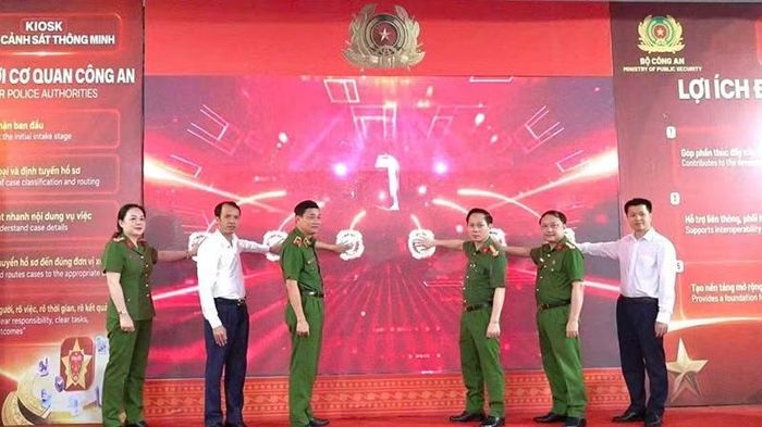 Các đại biểu thực hiện nghi thức ra mắt "Trạm Cảnh sát thông minh". (Ảnh: Công an Thanh Hóa)