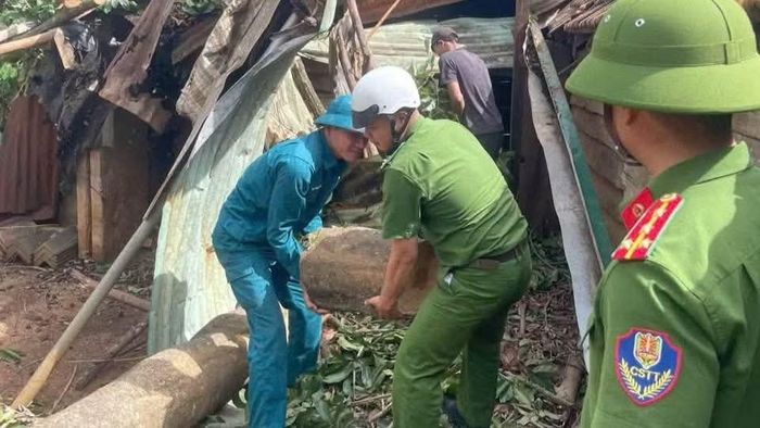 Lực lượng Công an và dân quân xã Dang Kang giúp nhân dân buôn Dang Kang khắc phục hậu quả thiên tai. (Ảnh: CTV)