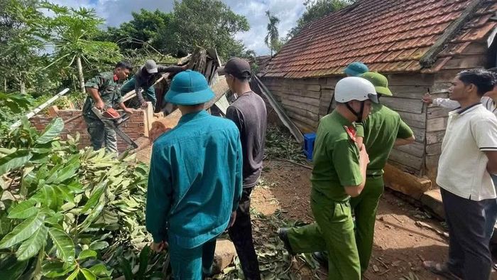 Lực lượng vũ trang xã Dang Kang giúp nhân dân buôn Dang Kang khắc phục hậu quả thiên tai. (Ảnh: CTV)
