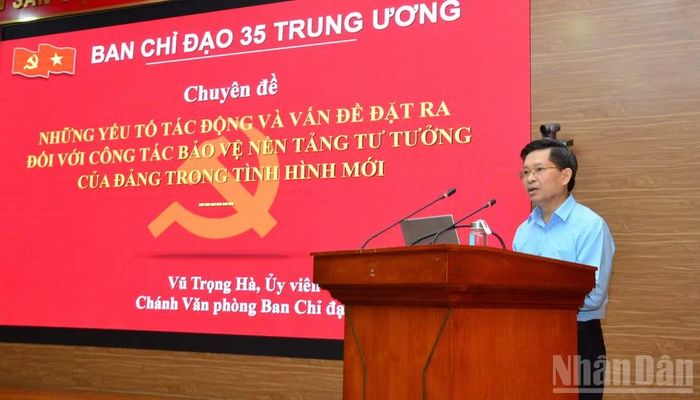 Đồng chí Vũ Trọng Hà, Chánh Văn phòng Ban Chỉ đạo 35 Trung ương trao đổi tại hội nghị. (Ảnh: PHẠM CƯỜNG)