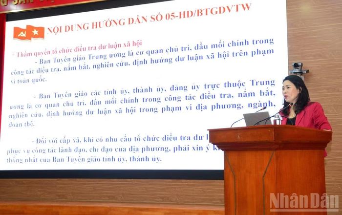 Đồng chí Phạm Thu Hà, Vụ trưởng Vụ Nghiên cứu-Dư luận xã hội, Ban Tuyên giáo Trung ương trao đổi tại hội nghị (Ảnh: PHẠM CƯỜNG)