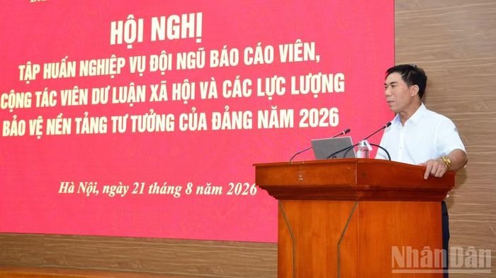Đồng chí Đoàn Văn Báu, Vụ trưởng Vụ Lý luận chính trị, Ban Tuyên giáo Trung ương trao đổi tại hội nghị. (Ảnh: PHẠM CƯỜNG)