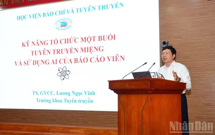 Đồng chí Lương Ngọc Vĩnh, Trưởng khoa Tuyên truyền, Học viện Báo chí và Tuyên truyền trao đổi tại hội nghị. (Ảnh: PHẠM CƯỜNG)