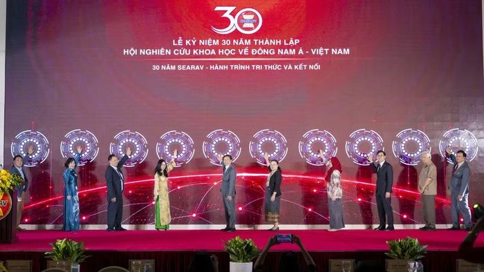 Nghi thức đánh dấu sự chuyển tiếp từ hành trình 1996-2026 sang chặng đường phát triển mới, hướng tới Chiến lược 2026 -2030 và tầm nhìn 2045, với 4 giá trị được nhấn mạnh: Tri thức-Kết nối-Bản sắc-Đổi mới sáng tạo. (Ảnh: Ban tổ chức)
