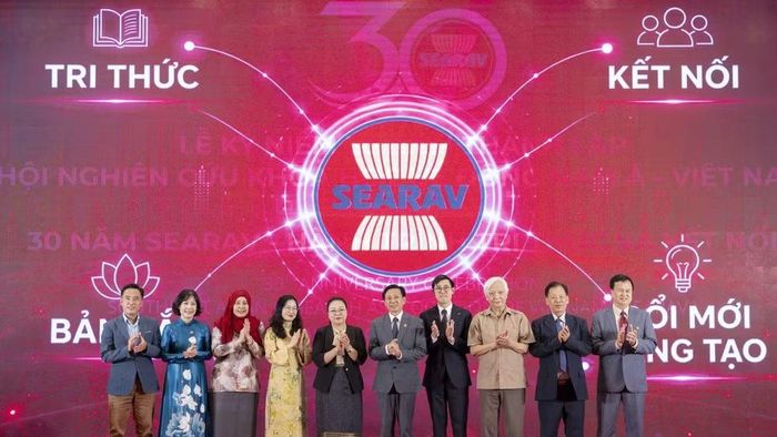 Lãnh đạo SEARAV, đại diện cơ quan quản lý nhà nước, Đại sứ quán, tổ chức quốc tế và các đối tác khởi động hành trình 30 năm SEARAV và kích hoạt chiến lược tiếp theo. (Ảnh: Ban tổ chức)