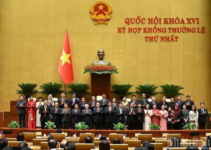 Chủ tịch Quốc hội Trần Thanh Mẫn cùng các đại biểu tại Lễ công bố Nghị quyết của Ủy ban Thường vụ Quốc hội về việc thành lập Tổ chức Nghị sĩ hữu nghị Việt Nam của Quốc hội khóa XVI.