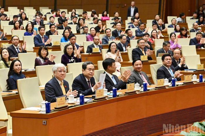 Chủ tịch Quốc hội Trần Thanh Mẫn cùng các đại biểu tham dự buổi lễ.