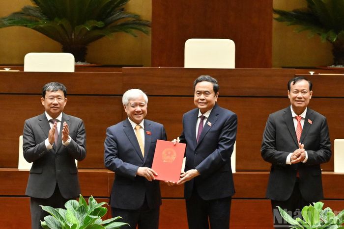 Chủ tịch Quốc hội Trần Thanh Mẫn trao Nghị quyết của Ủy ban Thường vụ Quốc hội về việc thành lập Tổ chức Nghị sĩ hữu nghị Việt Nam Quốc hội khóa XVI cho Đoàn Chủ tịch Tổ chức Nghị sĩ hữu nghị Việt Nam của Quốc hội Khóa XVI.
