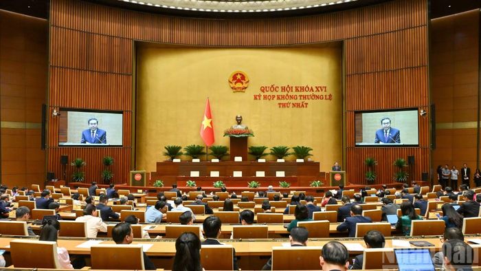 Chủ tịch Quốc hội Trần Thanh Mẫn trao Nghị quyết của Ủy ban Thường vụ Quốc hội về việc thành lập Tổ chức Nghị sĩ hữu nghị Việt Nam Quốc hội khóa XVI và tặng hoa cho Đoàn Chủ tịch Tổ chức Nghị sĩ hữu nghị Việt Nam của Quốc hội Khóa XVI.