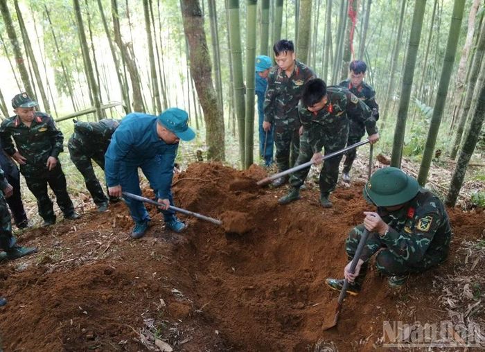 Khai quật mộ liệt sĩ tại khu vực đồi cây Vầu, thôn Nậm Pung, xã Mường Hum.