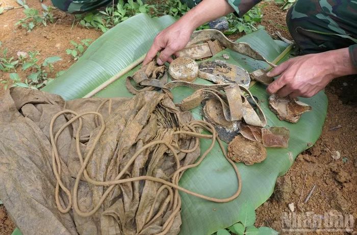 Các di vật như tăng võng, thắt lưng, mặt nạ phòng hóa.