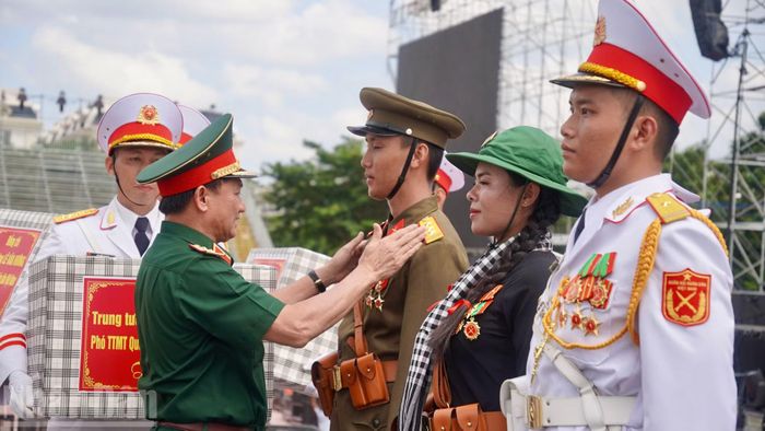 Trung tướng Lê Văn Hướng, Phó Tổng Tham mưu trưởng Quân đội nhân dân Việt Nam, động viên các lực lượng.