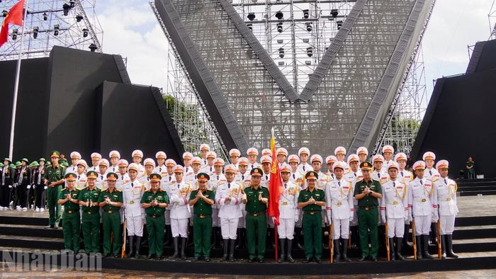Đoàn công tác Bộ Tổng Tham mưu chụp hình lưu niệm cùng các lực lượng tham gia Chương trình "Tổ quốc trong tim".