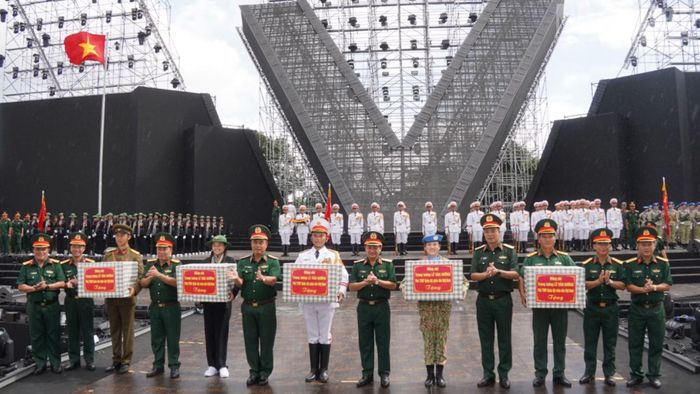 Thủ trưởng Bộ Tổng Tham mưu và các đại biểu trao quà động viên các lực lượng.