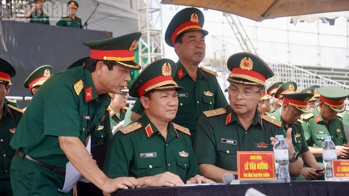Thủ trưởng Bộ Tổng Tham mưu theo dõi các khối luyện tập.