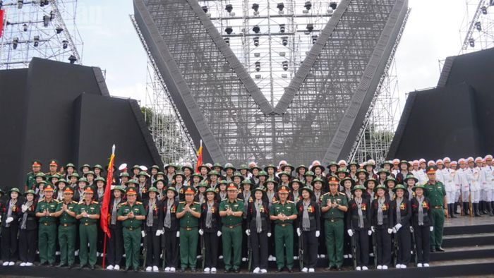 Thủ trưởng Bộ Tổng Tham mưu cùng đoàn công tác chụp ảnh lưu niệm cùng khối Nữ du kích miền nam tham gia chương trình "Tổ quốc trong tim". (Ảnh: LÊ THÀNH)