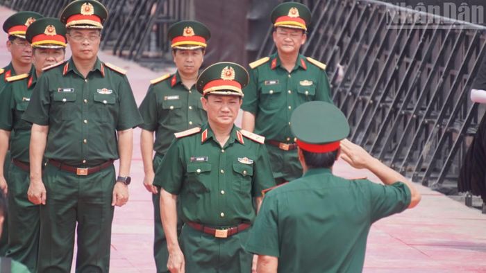 Trung tướng Lê Văn Hướng, Phó Tổng Tham mưu trưởng Quân đội nhân dân Việt Nam, nghe báo cáo chương trình tập luyện.