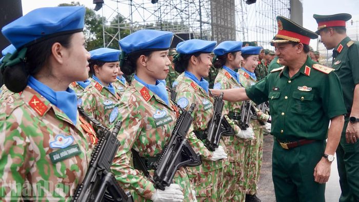 Trung tướng Lê Văn Hướng, Phó Tổng Tham mưu trưởng Quân đội nhân dân Việt Nam, động viên các lực lượng.