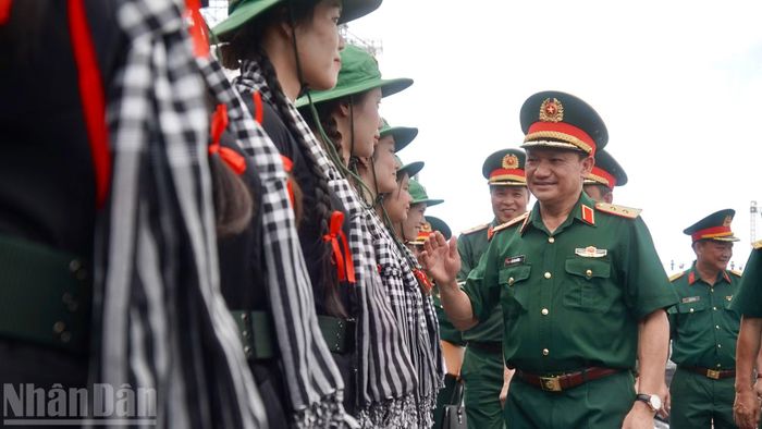 Trung tướng Lê Văn Hướng, Phó Tổng Tham mưu trưởng Quân đội nhân dân Việt Nam, động viên khối Nữ du kích miền nam.