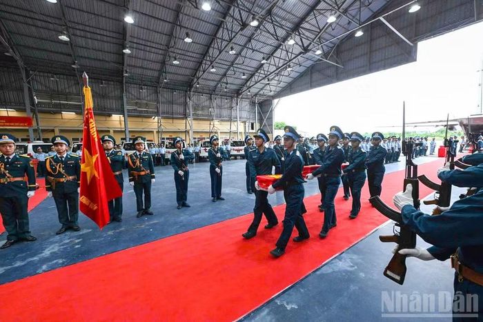 Nghi thức trang trọng chuyển mẫu hài cốt liệt sĩ từ máy bay xuống tại Sân bay Gia Lâm để làm lễ dâng hương tưởng niệm.