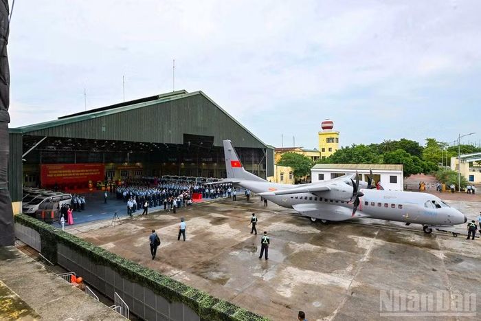 Chuyến bay đặc biệt vận chuyển hơn 7.000 mẫu hài cốt liệt sĩ từ Sân bay Tân Sơn Nhất (Thành phố Hồ Chí Minh) hạ cánh xuống Sân bay Gia Lâm (Hà Nội).