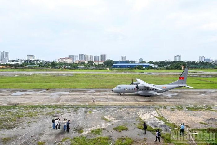 Chuyến bay đặc biệt vận chuyển hơn 7.000 mẫu hài cốt liệt sĩ từ Sân bay Tân Sơn Nhất (Thành phố Hồ Chí Minh) hạ cánh xuống Sân bay Gia Lâm (Hà Nội).
