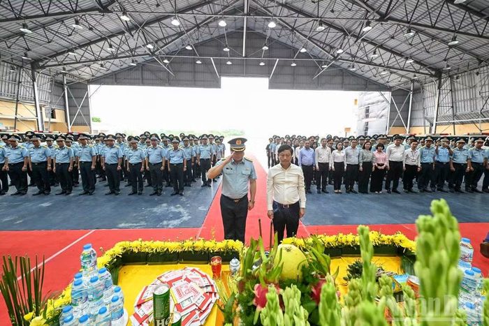Các đại biểu dâng hương tưởng niệm các Anh hùng, liệt sĩ.