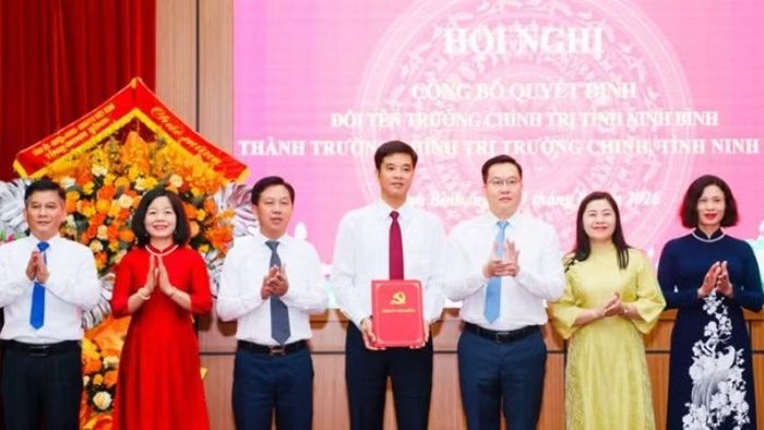 Đồng chí Trần Đăng Quỳnh, Ủy viên dự khuyết Trung ương Đảng, Phó Bí thư Thường trực Tỉnh ủy trao Quyết định cho nhà trường.