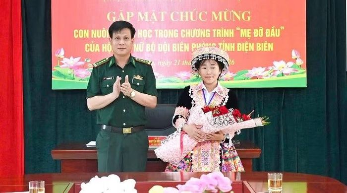 Đại tá Nguyễn Đức Cảnh, Chủ nhiệm Chính trị Ban Chỉ huy Bộ đội Biên phòng tỉnh Điện Biên chúc mừng cháu Sùng Thị Khoa. (Ảnh: LÊ LAN)