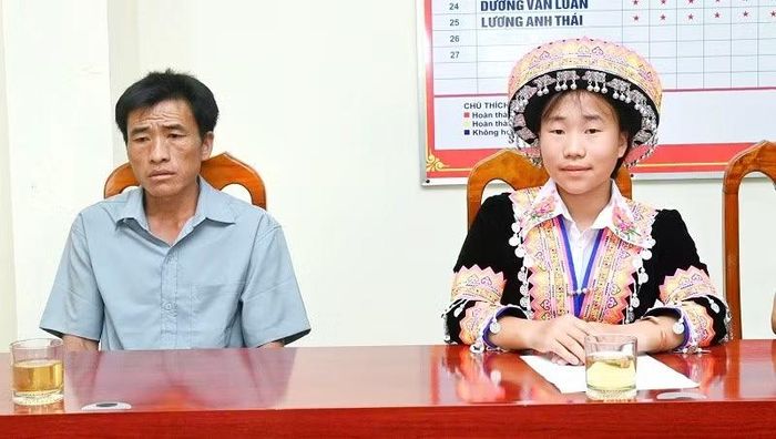 Cháu Sùng Thị Khoa và bố đẻ dự lễ trao thưởng, động viên do các mẹ đỡ đầu ở Bộ đội Biên phòng tỉnh Điện Biên dành tặng. (Ảnh: LÊ LAN)