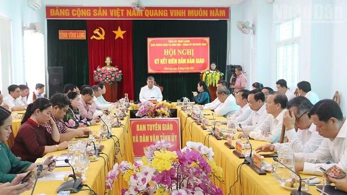 Hội nghị bàn giao tham mưu về công tác dân vận sang Đảng ủy Mặt trận Tổ quốc Việt Nam tỉnh Vĩnh Long. (Ảnh: MINH KHỞI)