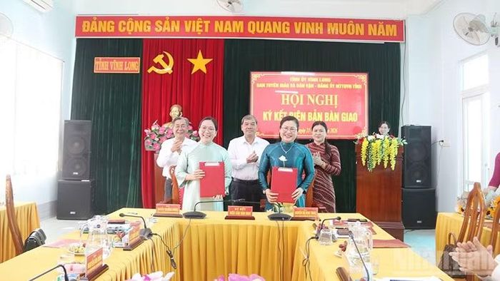 Đại diện lãnh đạo Ban Tuyên giáo và Dân vận Tỉnh ủy, Đảng ủy Mặt trận Tổ quốc Việt Nam tỉnh thực hiện nghi thức bàn giao công tác dân vận. (Ảnh: MINH KHỞI)