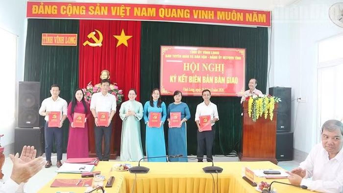 Các cán bộ phụ trách công tác dân vận nhận quyết định điều động về Đảng ủy Mặt trận Tổ quốc Việt Nam tỉnh Vĩnh Long. (Ảnh: MINH KHỞI)