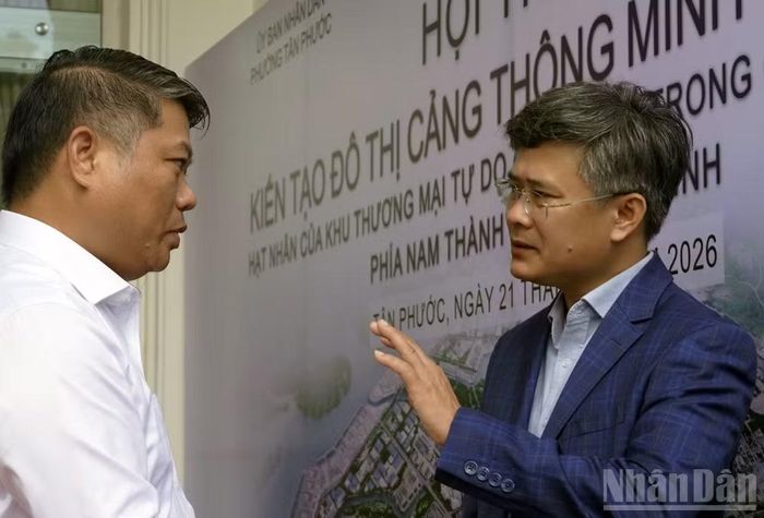 Các đại biểu trao đổi bên lề hội thảo. (Ảnh: Lê Đình Thìn)