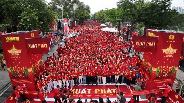Chương trình "Cùng Việt Nam tiến bước" năm 2025 tại điểm cầu hồ Hoàn Kiếm. (Ảnh: Báo Nhân Dân)
