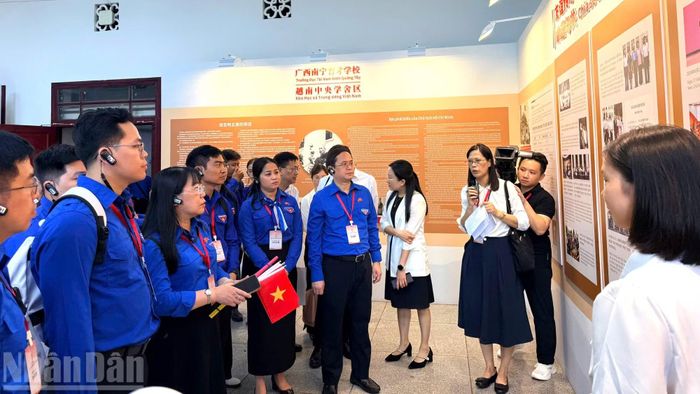 Đoàn đại biểu thanh niên Việt Nam nghe giới thiệu về Trường Dục Tài Nam Ninh. (Ảnh: HỮU HƯNG)