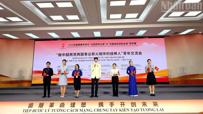 Các đại biểu thanh niên hai nước tham gia thuyết trình tại chương trình giao lưu. (Ảnh: HỮU HƯNG)