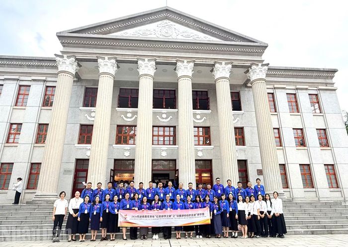 Các đại biểu thanh niên hai nước bên ngoài di tích Trường Dục Tài Nam Ninh. (Ảnh: HỮU HƯNG)