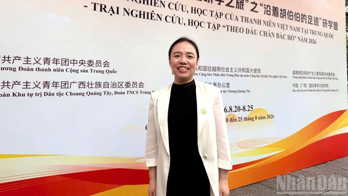 Bà Tả Hướng Lôi, Phó Bí thư Khu Đoàn, Chủ tịch Hội Liên hiệp Thanh niên Quảng Tây trả lời phỏng vấn của phóng viên Báo Nhân Dân. (Ảnh: HỮU HƯNG)