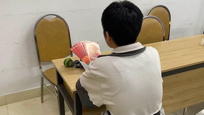Một đối tượng với số lượng vé rao bán trên mạng xã hội. (Ảnh: Công an cung cấp).