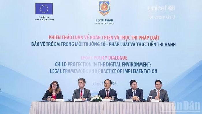 Các đại biểu tham gia phiên thảo luận "Bảo vệ trẻ em trong môi trường số-pháp luật và thực tiễn thi hành". (Ảnh: NHẬT ANH)